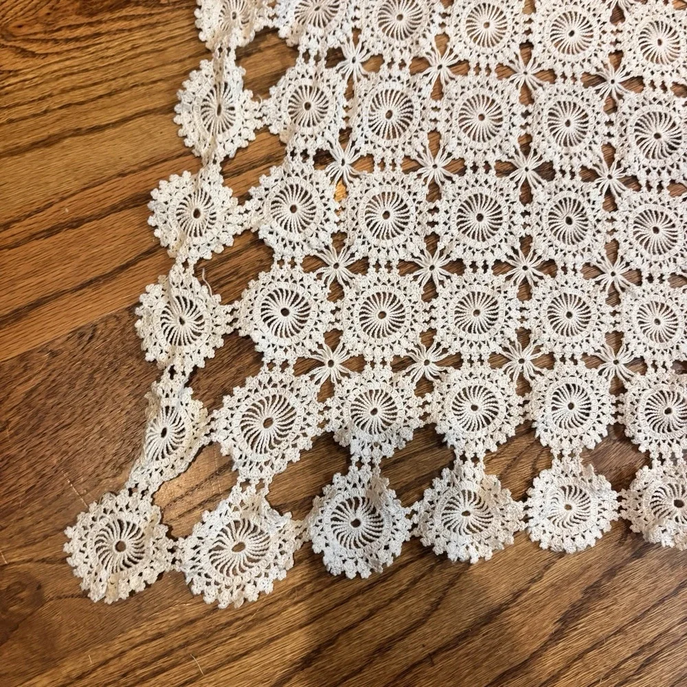 Vintage Handmade Crochet Lace Tablecloth Doily Medallion Motif 30